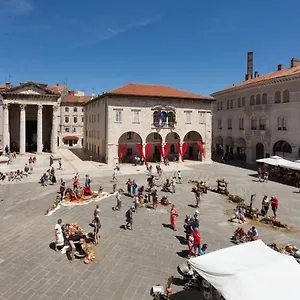 Augustus Forum View Pula